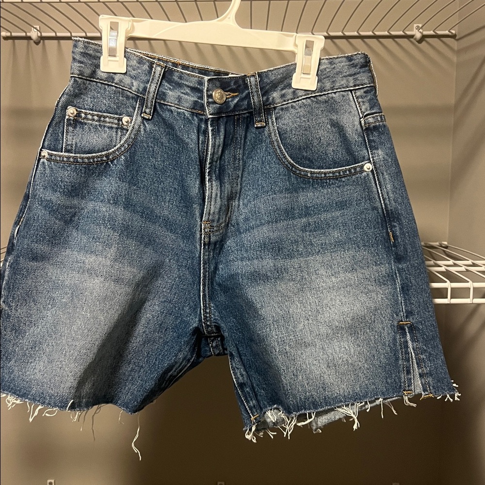 NWT * Princess Polly Distressed Blue Denim Shorts Size 4